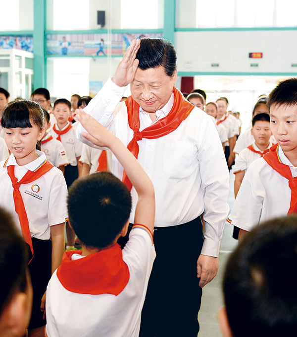 2014年5月30日上午,中共中央總書記、國家主席、中央軍委主席習近平來到北京市海淀區民族小學,參加慶祝“六一”國際兒童節活動。這是習近平參加少先隊入隊儀式。 新華社記者 李濤/攝