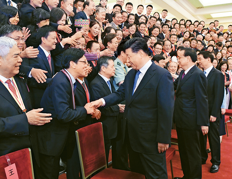 2019年9月10日,黨和國家領導人習近平、李克強、王滬寧等在北京人民大會堂會見慶祝2019年教師節暨全國教育系統先進集體和先進個人表彰大會受表彰代表。 新華社記者 申宏/攝