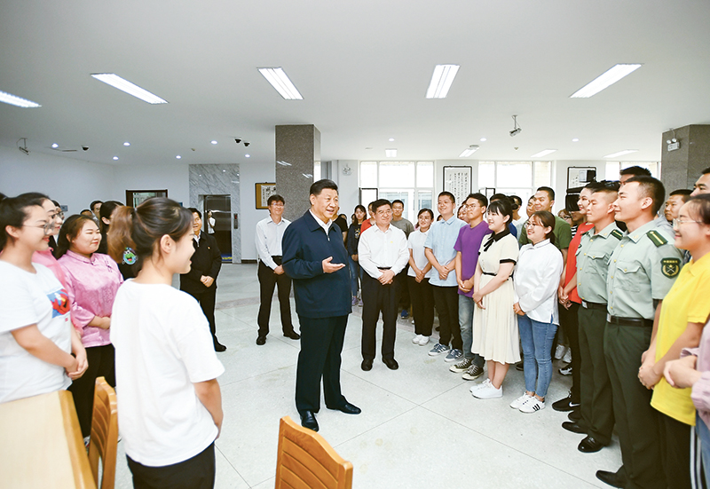 2019年7月15日至16日,中共中央總書記、國家主席、中央軍委主席習近平在內蒙古考察并指導開展“不忘初心、牢記使命”主題教育。這是16日上午,習近平在內蒙古大學圖書館同學生們親切交談,勉勵他們志存高遠、腳踏實地、發奮圖強。 新華社記者 謝環馳/攝