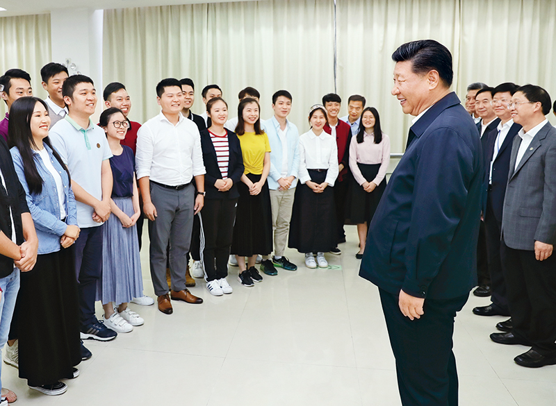 2018年10月22日至25日,中共中央總書記、國家主席、中央軍委主席習近平在廣東考察。這是10月24日下午,習近平在廣州考察暨南大學時同部分港澳臺同胞和海外僑胞學生交流。 新華社記者 鞠鵬/攝